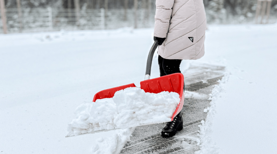 Schneeräumen leicht gemacht: Die besten SHW-Schneeschaufeln für eine stressfreie Winterzeit - SHW-FIRE